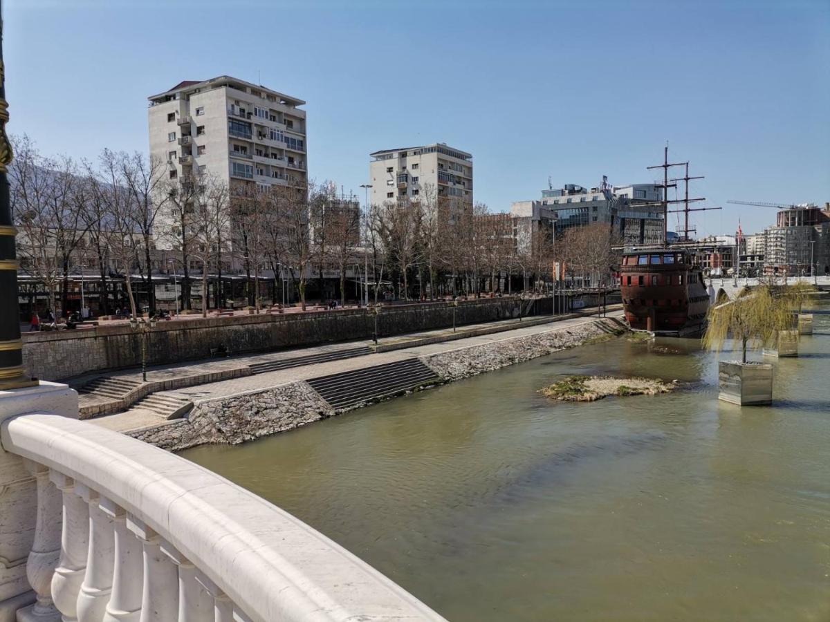 Calla 5 Apartment: Central Square Living with Secure Parking Skopje Exterior photo
