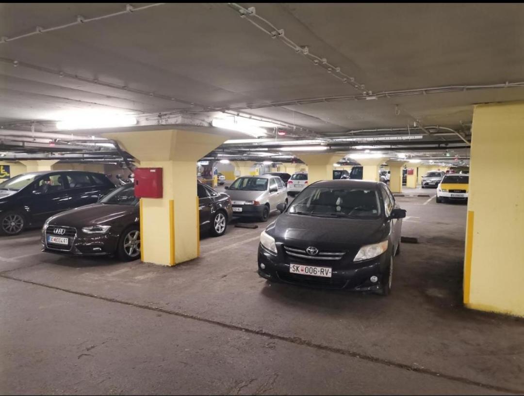 Calla 5 Apartment: Central Square Living with Secure Parking Skopje Exterior photo
