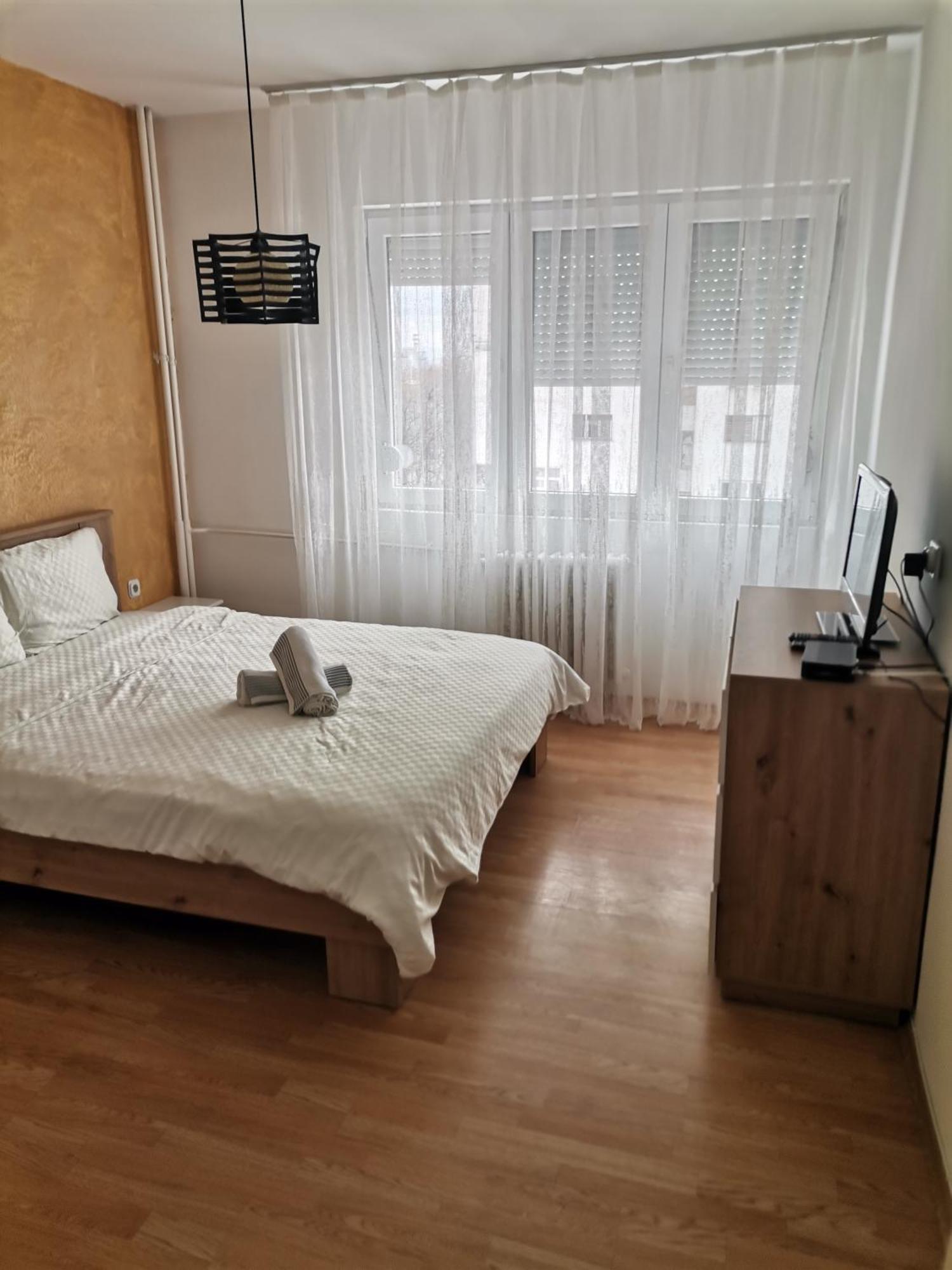 Calla 5 Apartment: Central Square Living with Secure Parking Skopje Exterior photo