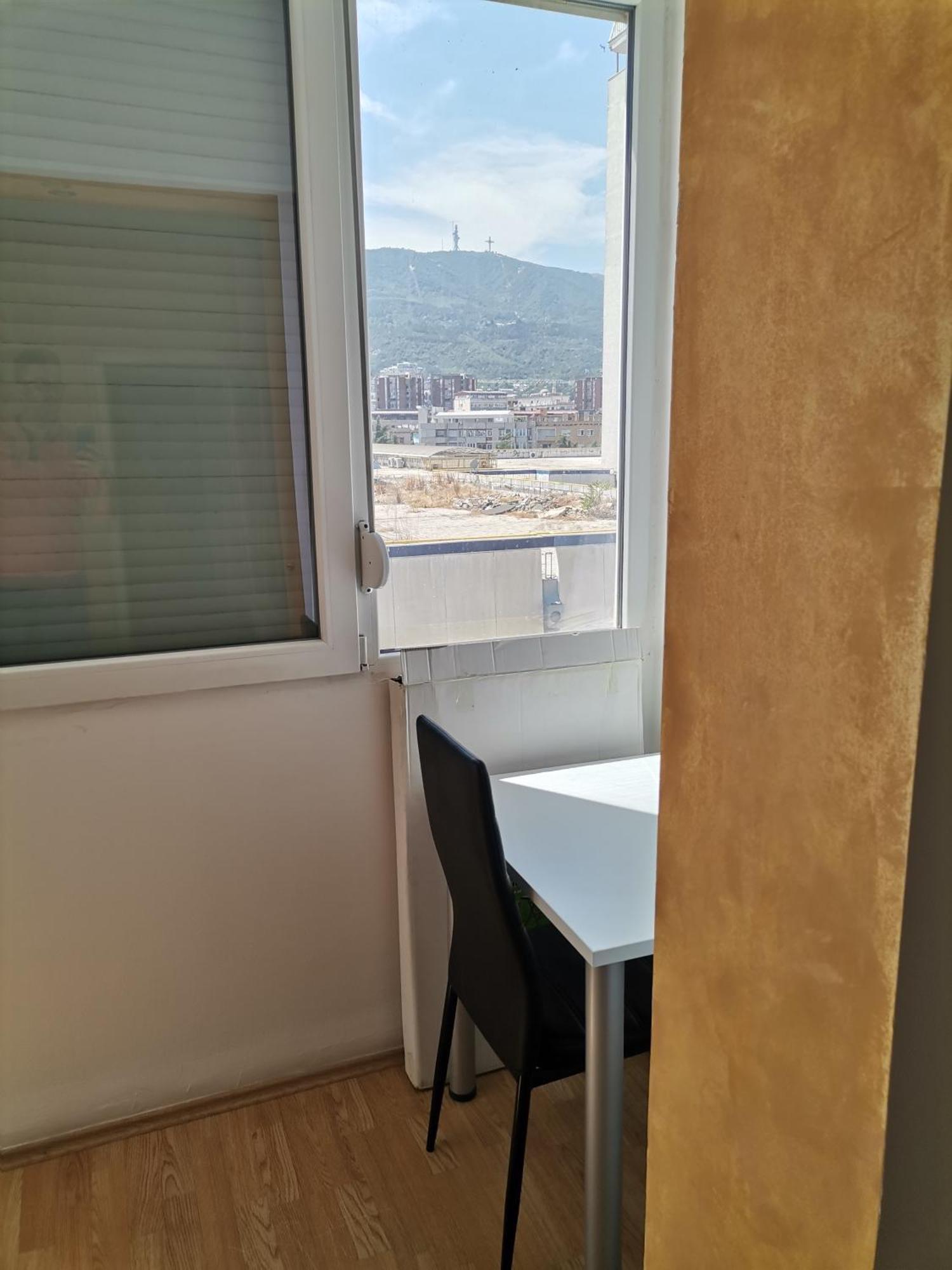 Calla 5 Apartment: Central Square Living with Secure Parking Skopje Exterior photo