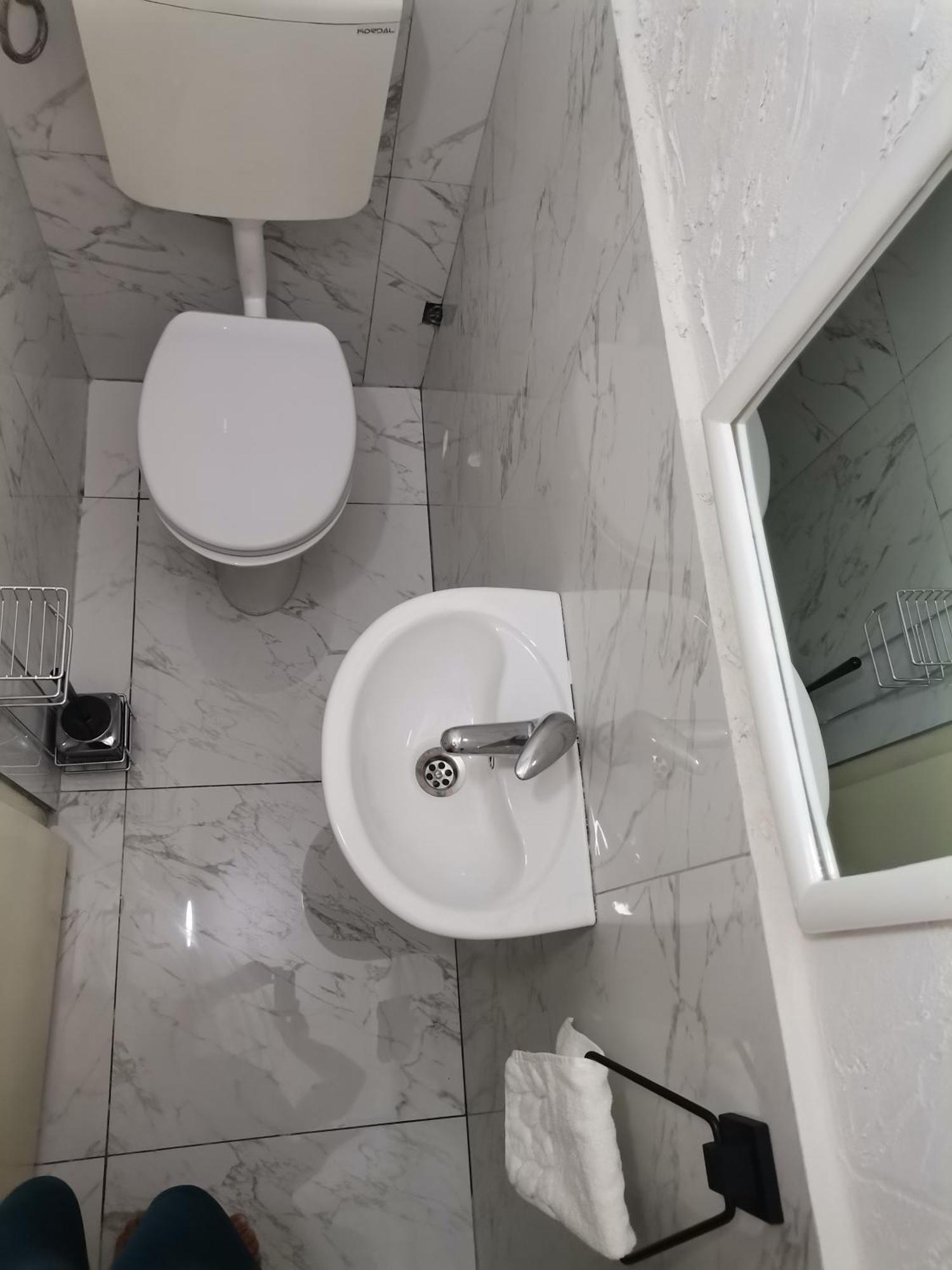 Calla 5 Apartment: Central Square Living with Secure Parking Skopje Exterior photo